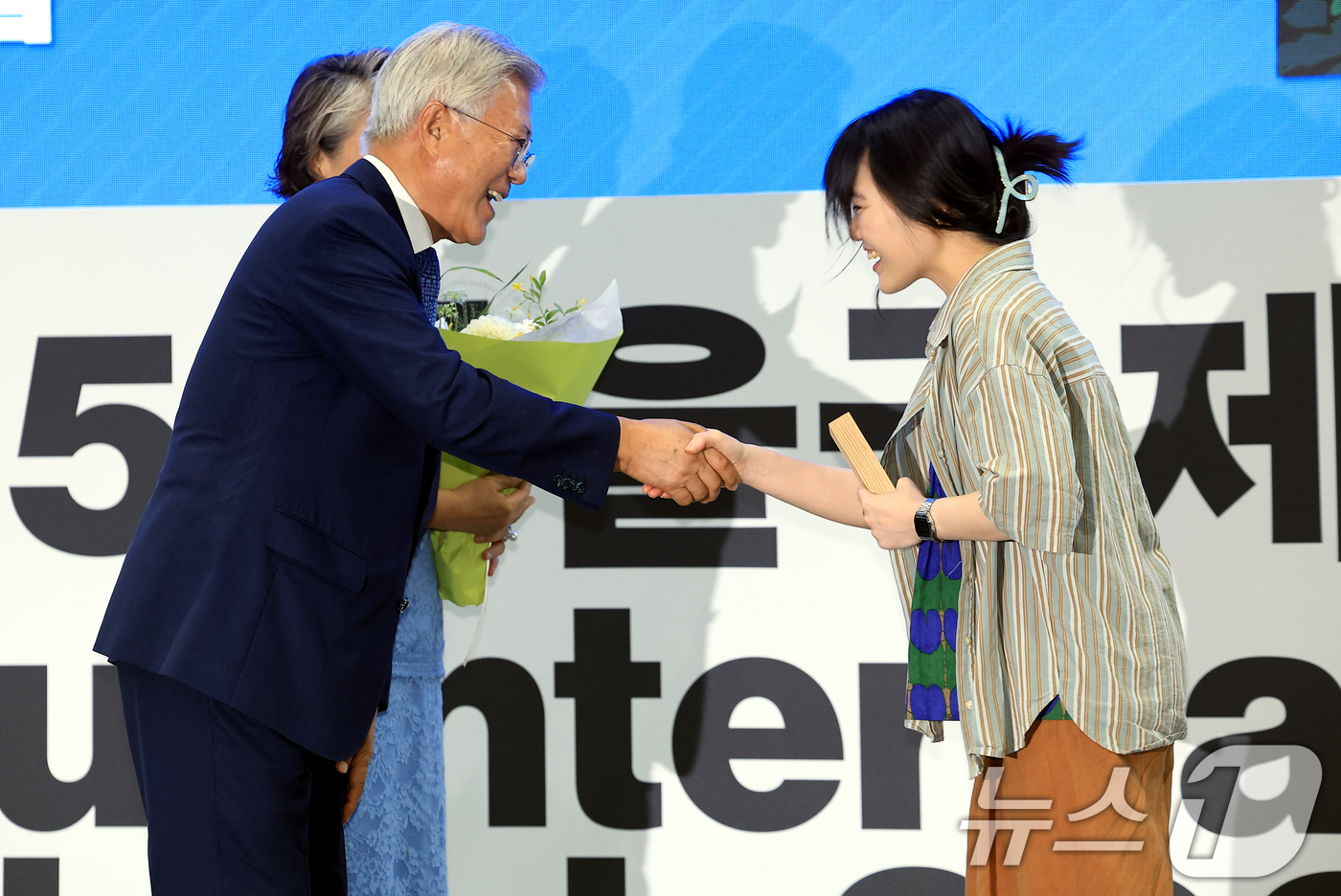 (서울=뉴스1) 박정호 기자 = 문재인 전 대통령이 18일 오후 서울 강남구 삼성동 코엑스에서 열린 2025 서울국제도서전 한국에서 가장 좋은 책 시상식에서 한국에서 가장 재미있는 …