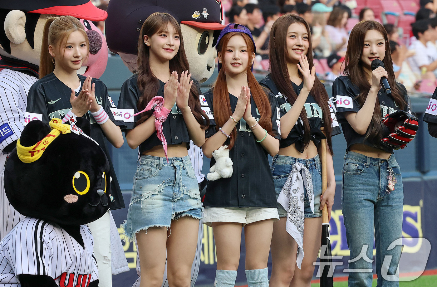 (서울=뉴스1) 박세연 기자 = 걸그룹 HITGS(힛지스) 혜린이 18일 오후 서울 송파구 잠실야구장에서 열린 프로야구 '2025 신한 SOL뱅크 KBO 리그' LG 트윈스와 NC …