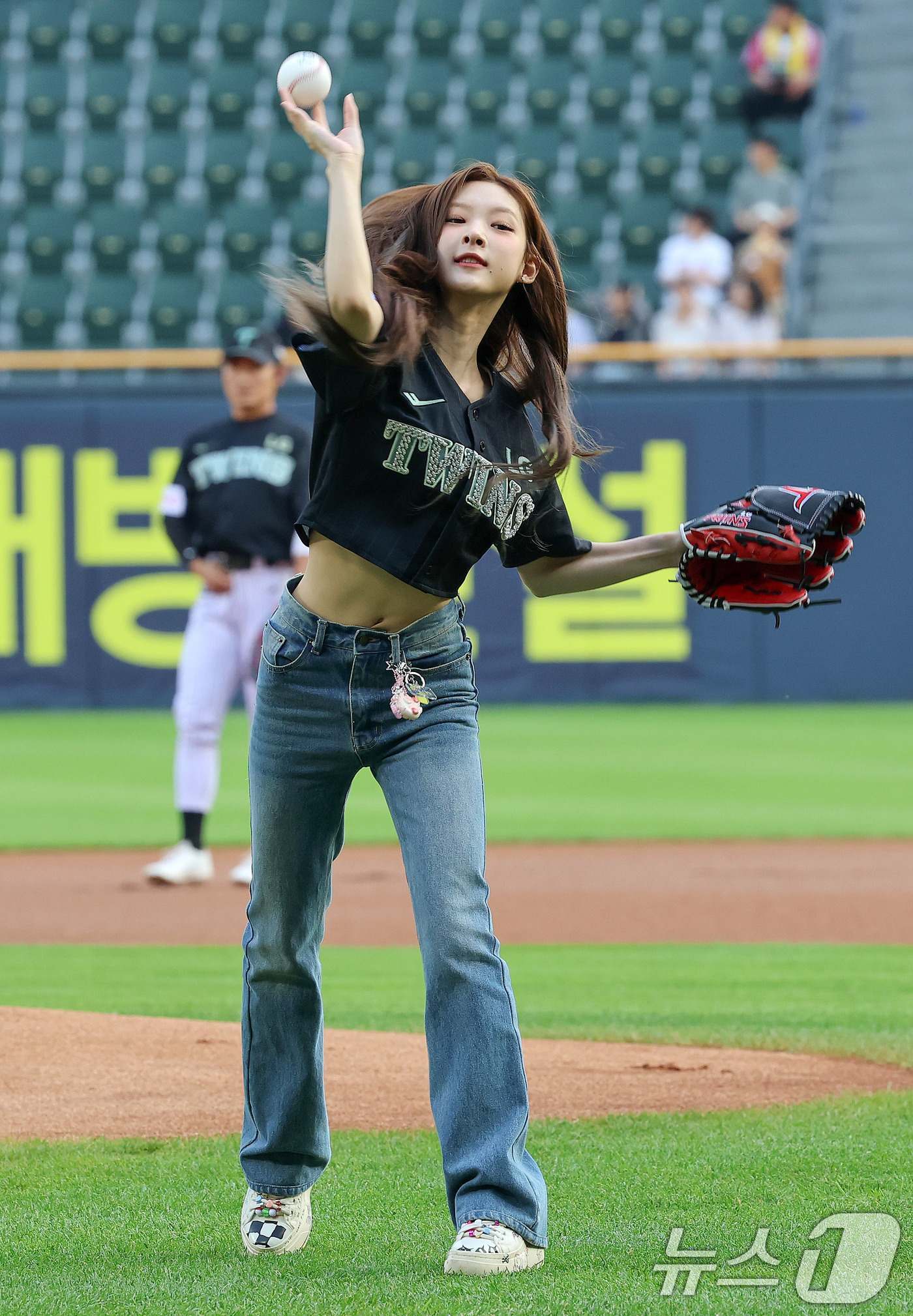 (서울=뉴스1) 박세연 기자 = 걸그룹 HITGS(힛지스) 멤버 혜린이 18일 오후 서울 송파구 잠실야구장에서 열린 프로야구 '2025 신한 SOL뱅크 KBO 리그' LG 트윈스와 …