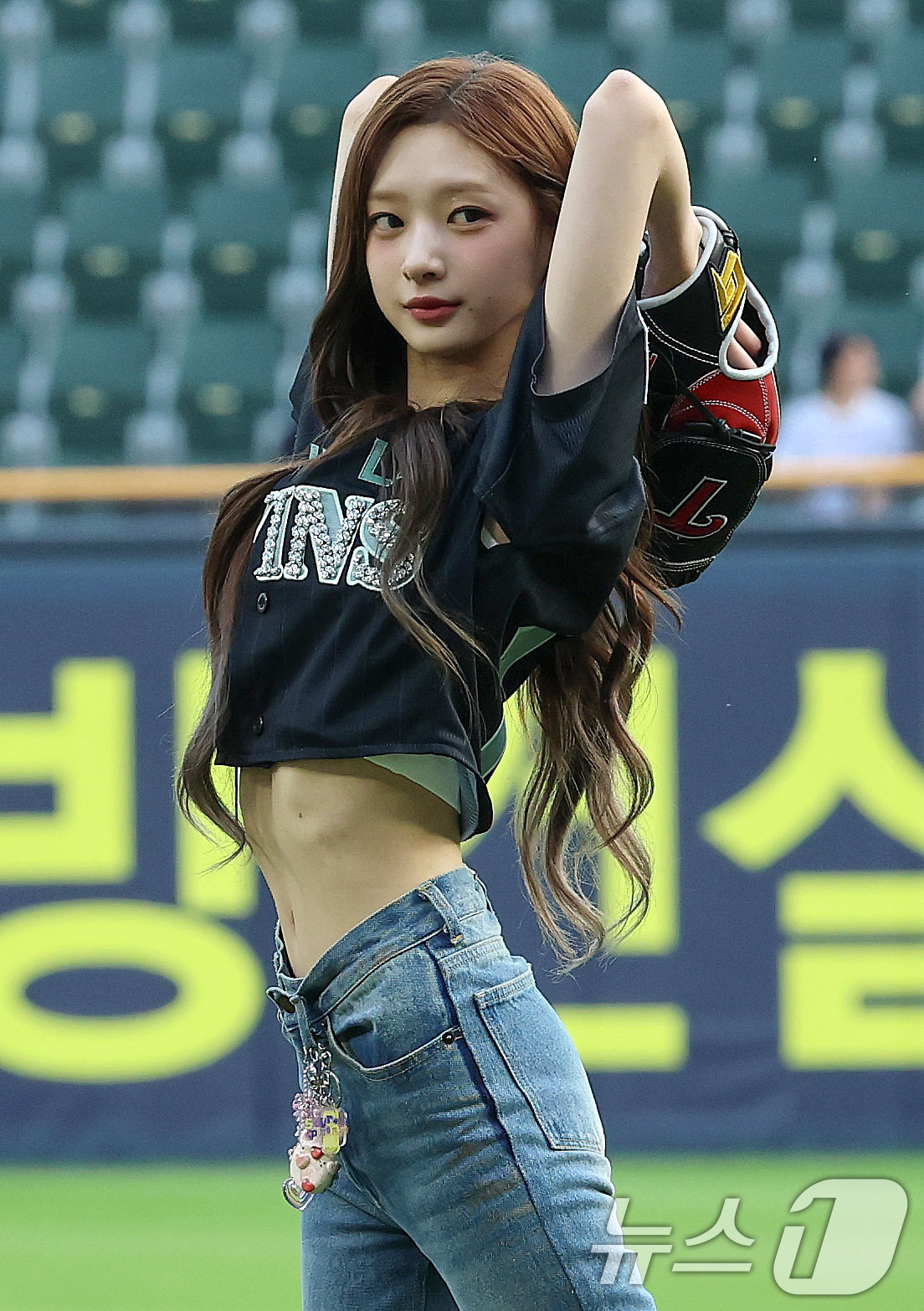 (서울=뉴스1) 박세연 기자 = 걸그룹 HITGS(힛지스) 멤버 혜린이 18일 오후 서울 송파구 잠실야구장에서 열린 프로야구 '2025 신한 SOL뱅크 KBO 리그' LG 트윈스와 …