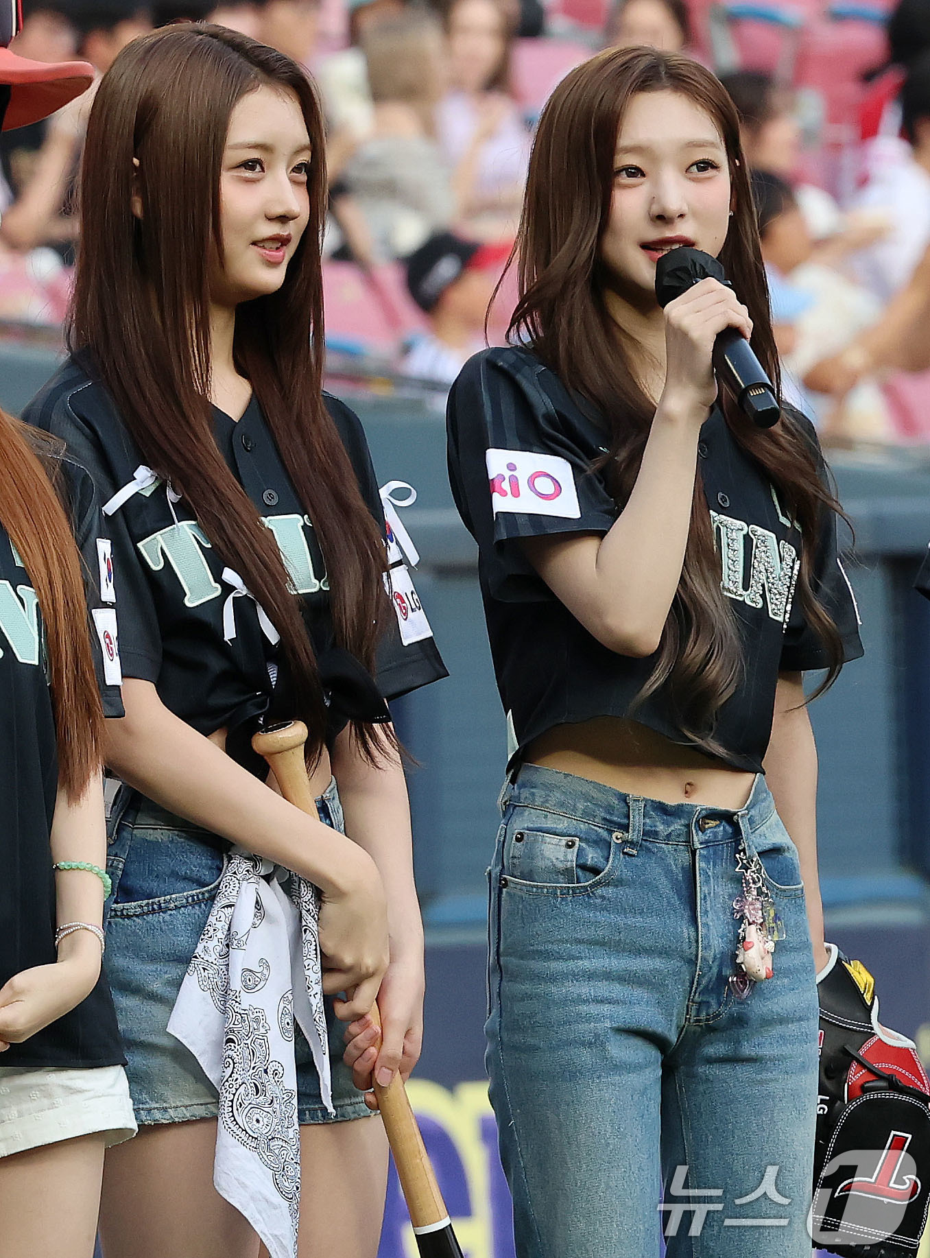 (서울=뉴스1) 박세연 기자 = 걸그룹 HITGS(힛지스) 멤버 혜린(오른쪽)과 서희가 18일 오후 서울 송파구 잠실야구장에서 열린 프로야구 '2025 신한 SOL뱅크 KBO 리그 …