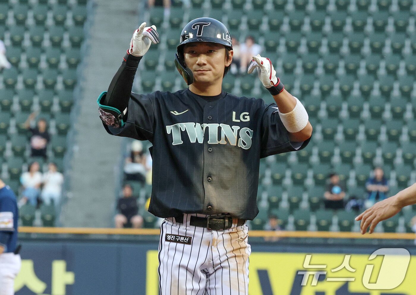 본문 이미지 - 18일 오후 서울 송파구 잠실야구장에서 열린 프로야구 &#39;2025 신한 SOL뱅크 KBO 리그&#39; LG 트윈스와 NC 다이노스의 경기에서 2회말 2사 3루상황 LG 신민재가 1타점 안타를 친 후 환호하고 있다. 2025.6.18/뉴스1 ⓒ News1 박세연 기자