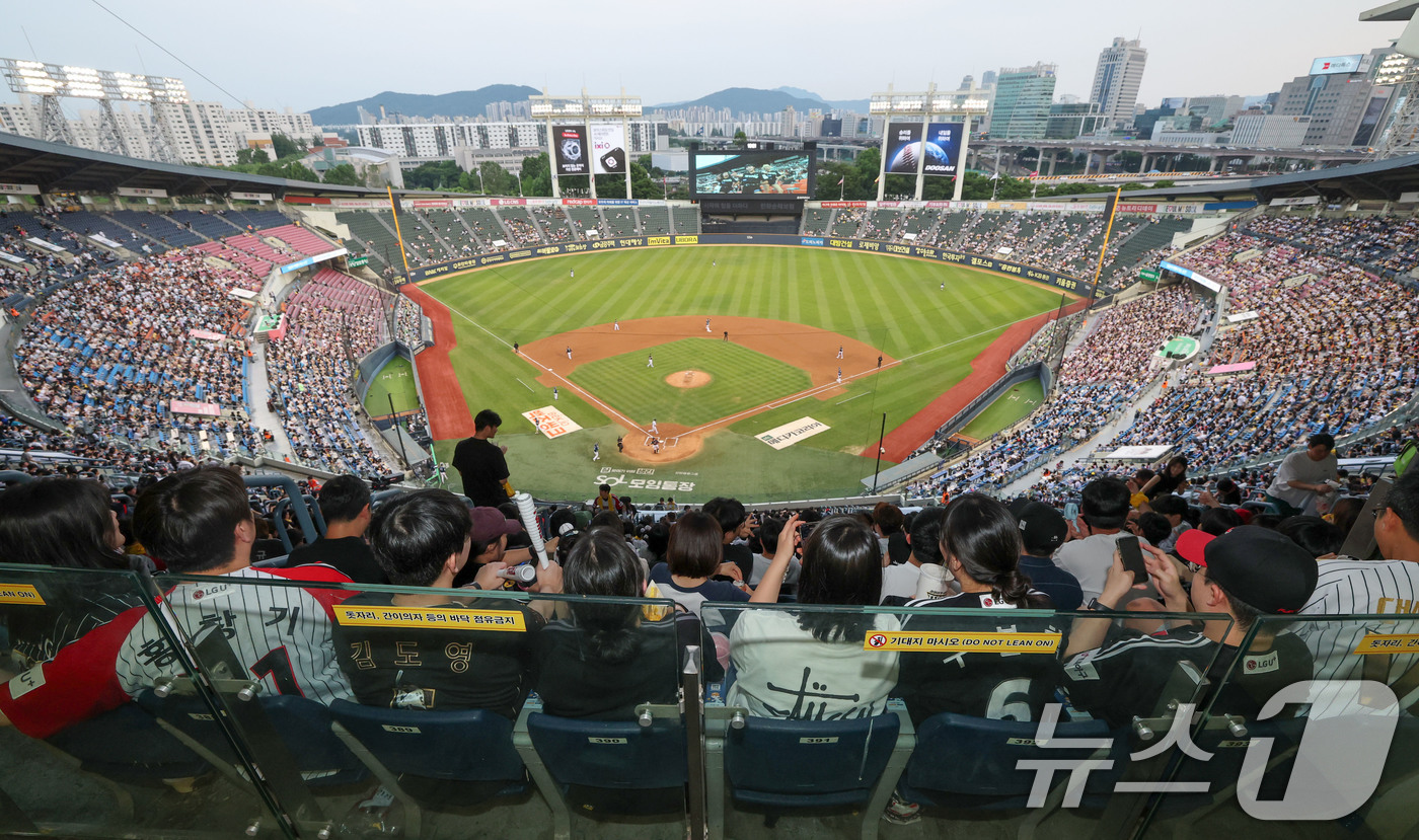(서울=뉴스1) 박세연 기자 = 18일 오후 서울 송파구 잠실야구장에서 열린 프로야구 '2025 신한 SOL뱅크 KBO 리그' LG 트윈스와 NC 다이노스의 경기를 찾은 야구팬들이 …