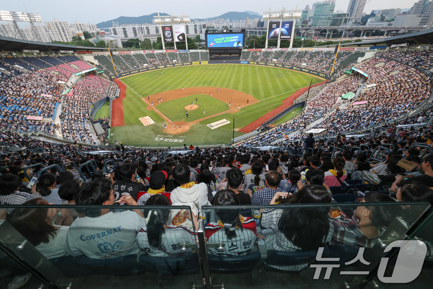 (서울=뉴스1) 박세연 기자 = 18일 오후 서울 송파구 잠실야구장에서 열린 프로야구 '2025 신한 SOL뱅크 KBO 리그' LG 트윈스와 NC 다이노스의 경기를 찾은 야구팬들이 …