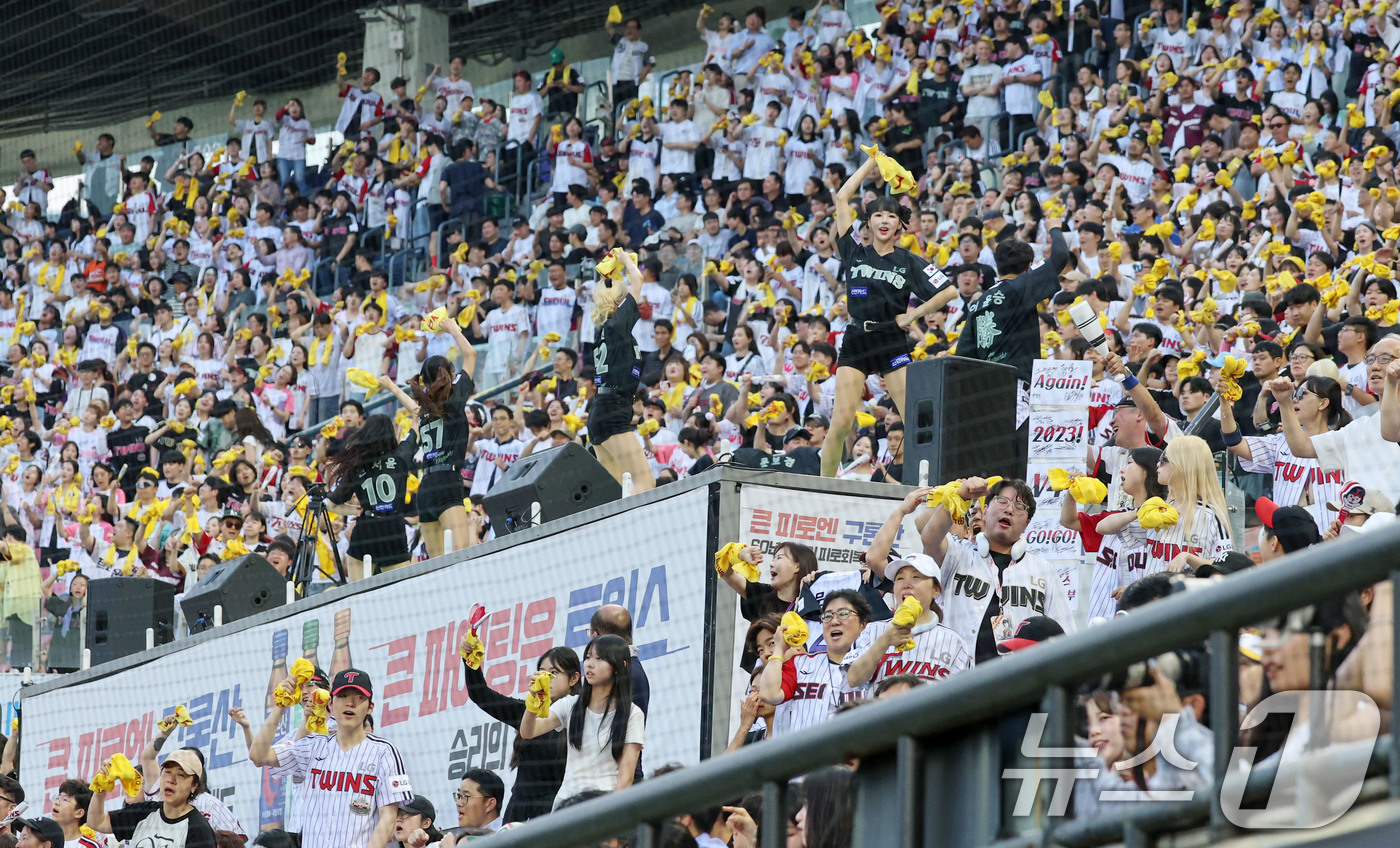 (서울=뉴스1) 박세연 기자 = 18일 오후 서울 송파구 잠실야구장에서 열린 프로야구 '2025 신한 SOL뱅크 KBO 리그' LG 트윈스와 NC 다이노스의 경기를 찾은 야구팬들이 …