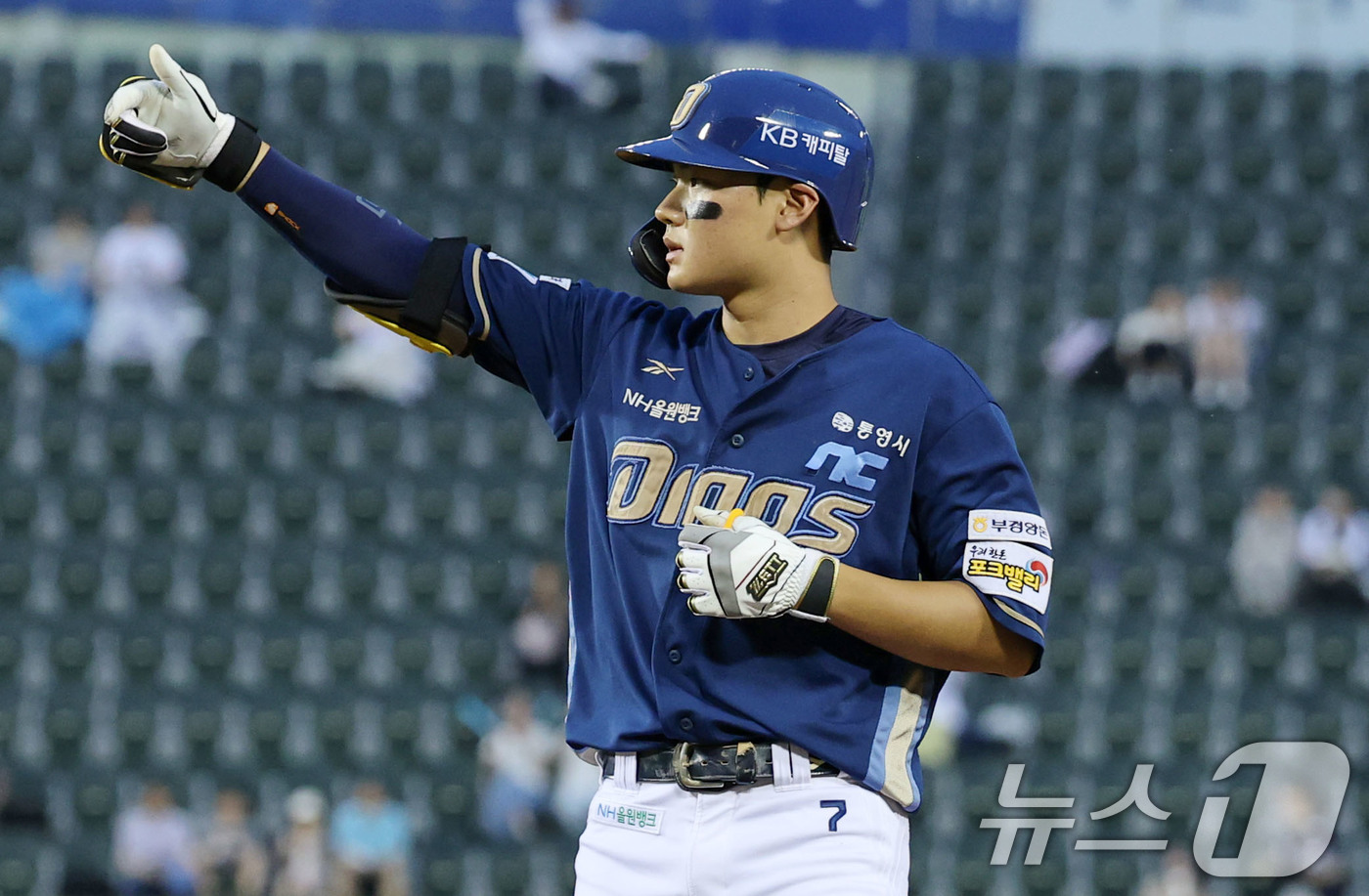 (서울=뉴스1) 박세연 기자 = 18일 오후 서울 송파구 잠실야구장에서 열린 프로야구 '2025 신한 SOL뱅크 KBO 리그' LG 트윈스와 NC 다이노스의 경기에서 4회초 2사 …