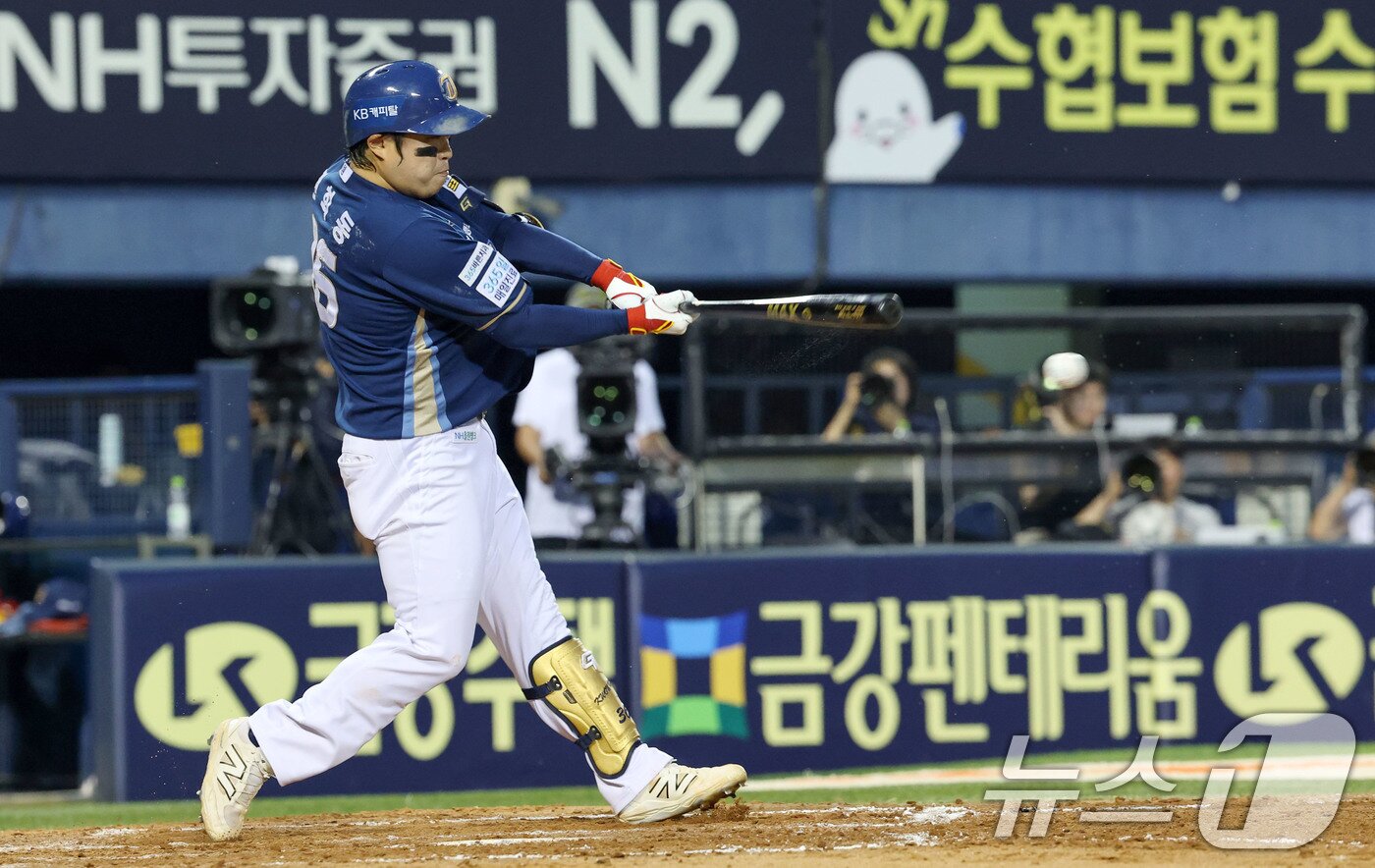 본문 이미지 - 18일 오후 서울 송파구 잠실야구장에서 열린 프로야구 &#39;2025 신한 SOL뱅크 KBO 리그&#39; LG 트윈스와 NC 다이노스의 경기에서 4회초 2사 2루상황 NC 권희동이 1타점 2루타를 치고 있다. 2025.6.18/뉴스1 ⓒ News1 박세연 기자