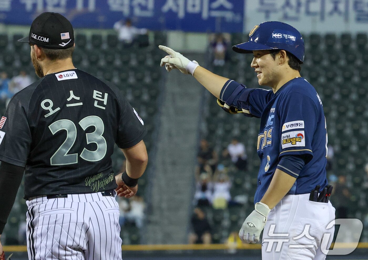 본문 이미지 - 18일 오후 서울 송파구 잠실야구장에서 열린 프로야구 &#39;2025 신한 SOL뱅크 KBO 리그&#39; LG 트윈스와 NC 다이노스의 경기에서 4회초 2사 2루상황 NC 박민우가 1타점 안타를 친 후 환호하고 있다. 2025.6.18/뉴스1 ⓒ News1 박세연 기자