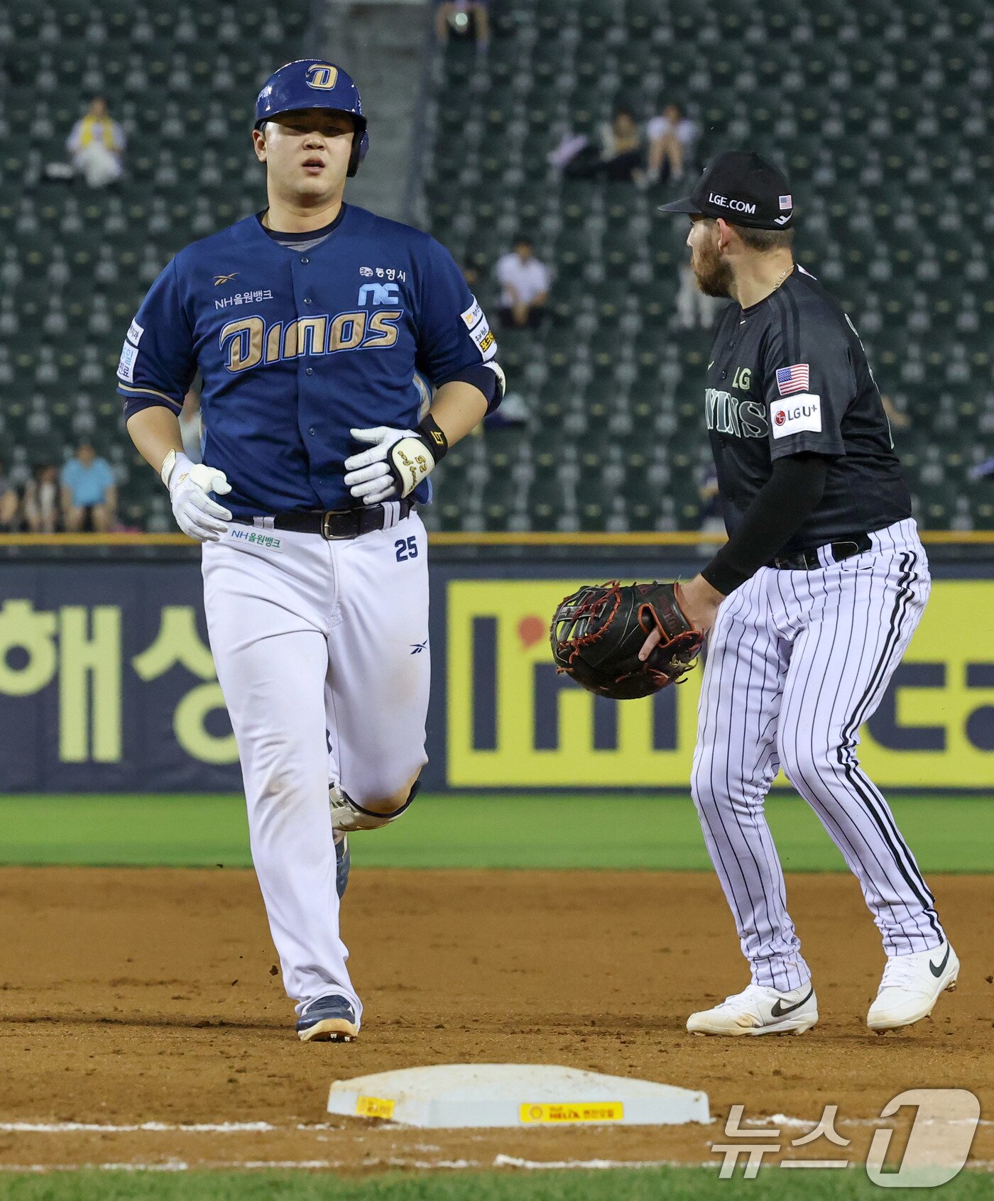 본문 이미지 - 18일 오후 서울 송파구 잠실야구장에서 열린 프로야구 &#39;2025 신한 SOL뱅크 KBO 리그&#39; LG 트윈스와 NC 다이노스의 경기에서 5회초 1사 2루상황 NC 김형준이 1타점 안타를 친 후 1루 베이스에 안착하고 있다. 2025.6.18/뉴스1 ⓒ News1 박세연 기자