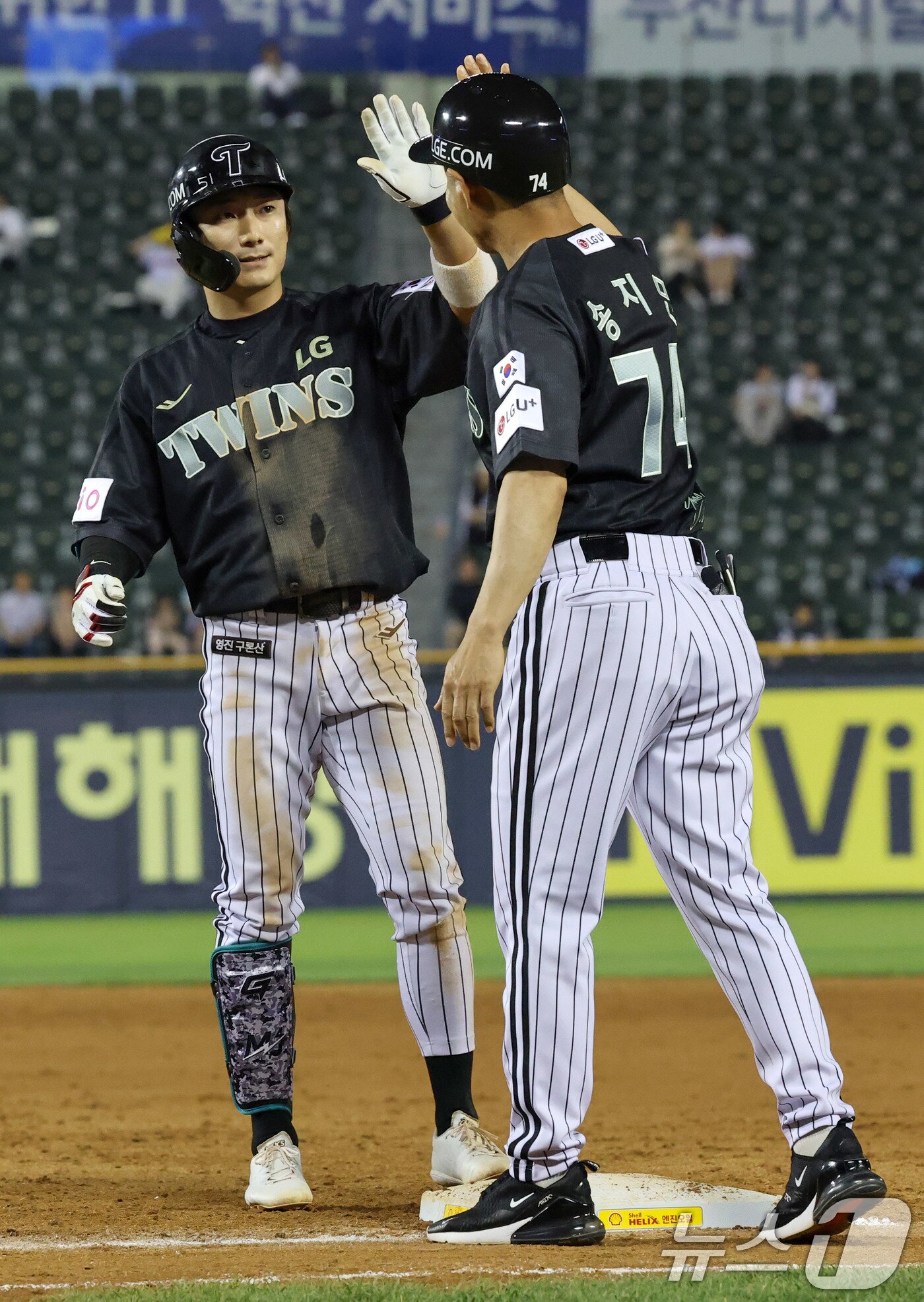 본문 이미지 - 18일 오후 서울 송파구 잠실야구장에서 열린 프로야구 &#39;2025 신한 SOL뱅크 KBO 리그&#39; LG 트윈스와 NC 다이노스의 경기에서 5회말 무사 만루상황 LG 신민재가 2타점 안타를 친 후 송지만 코치와 환호하고 있다. 2025.6.18/뉴스1 ⓒ News1 박세연 기자