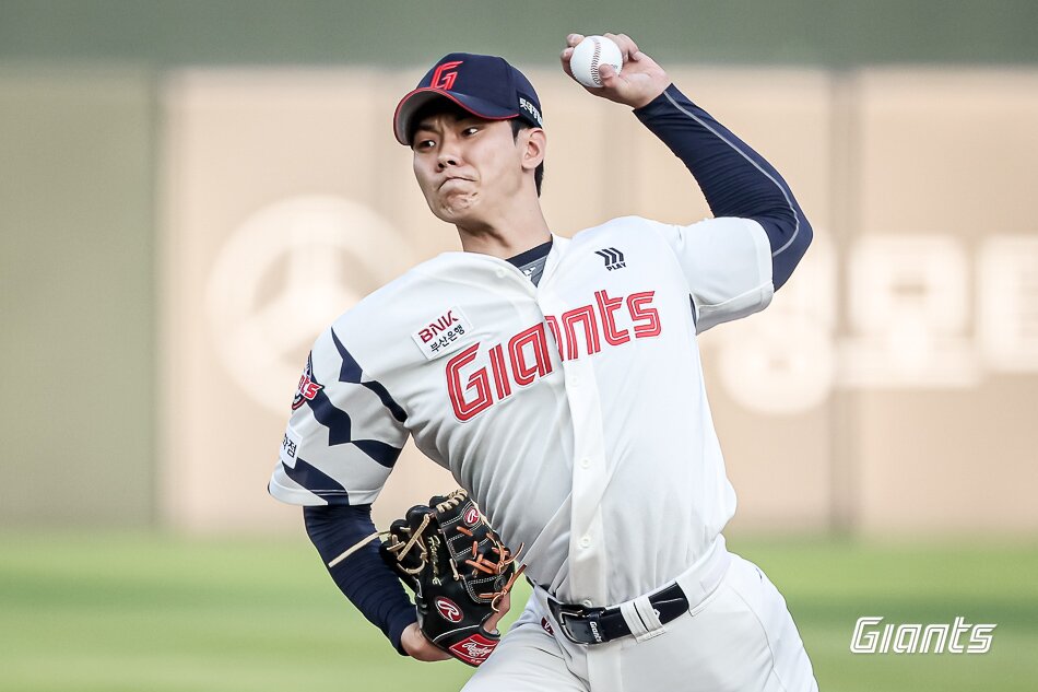 본문 이미지 - 롯데 자이언츠 투수 홍민기가 18일 열린 KBO리그 부산 한화 이글스전에서 선발 등판해 역투하고 있다.(롯데 자이언츠 제공)