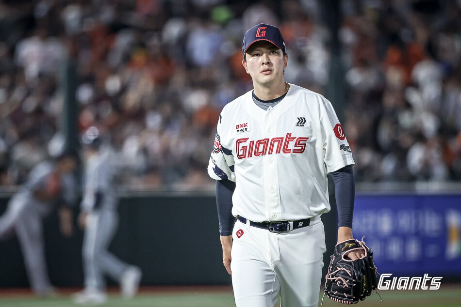 본문 이미지 - 롯데 자이언츠 마무리 투수 김원중은 18일 열린 KBO리그 부산 한화 이글스전에서 1⅓이닝 무실점으로 팀 승리를 지켜 개인 통산 150세이브를 달성했다. (롯데 자이언츠 제공)