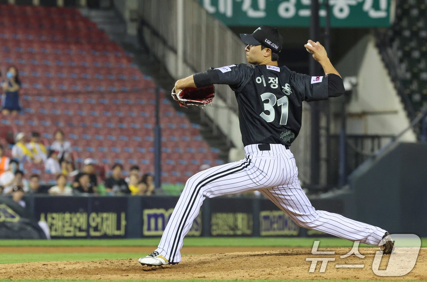 본문 이미지 - 18일 오후 서울 송파구 잠실야구장에서 열린 프로야구 &#39;2025 신한 SOL뱅크 KBO 리그&#39; LG 트윈스와 NC 다이노스의 경기에서 7회초 마운드에 오른 LG 투수 이정용이 역투하고 있다. 2025.6.18/뉴스1 ⓒ News1 박세연 기자