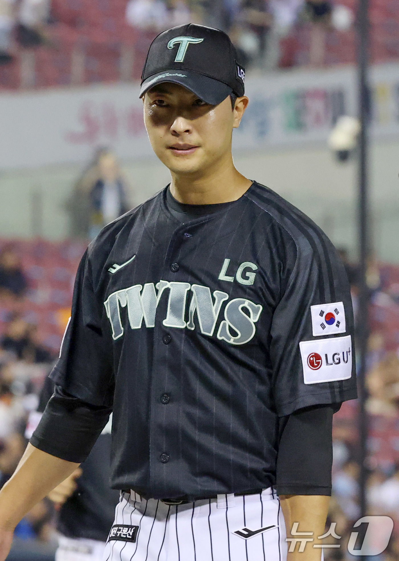 (서울=뉴스1) 박세연 기자 = 18일 오후 서울 송파구 잠실야구장에서 열린 프로야구 '2025 신한 SOL뱅크 KBO 리그' LG 트윈스와 NC 다이노스의 경기에서 LG 투수 이 …