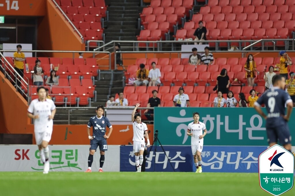 본문 이미지 - 광주FC 정지훈&#40;왼쪽에서 세 번째&#41;은 18일 열린 제주SK와의 K리그1 19라운드 원정 경기에서 후반 37초 결승골을 터뜨려 팀의 1-0 승리를 이끌었다. &#40;한국프로축구연맹 제공&#41;