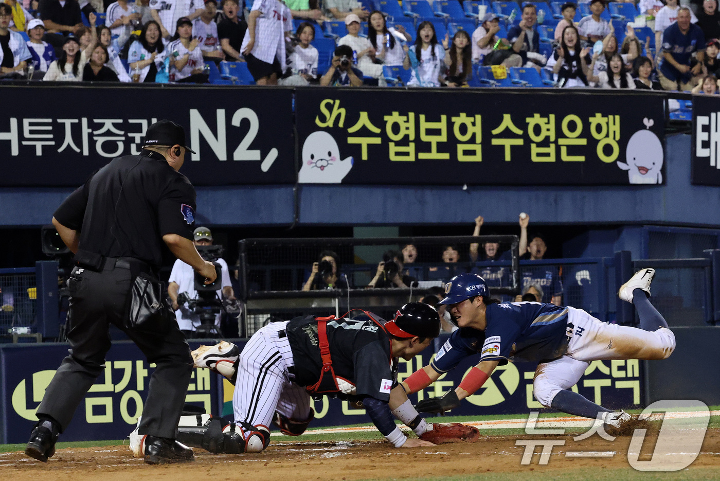 (서울=뉴스1) 박세연 기자 = 18일 오후 서울 송파구 잠실야구장에서 열린 프로야구 '2025 신한 SOL뱅크 KBO 리그' LG 트윈스와 NC 다이노스의 경기에서 8회초 1사 …