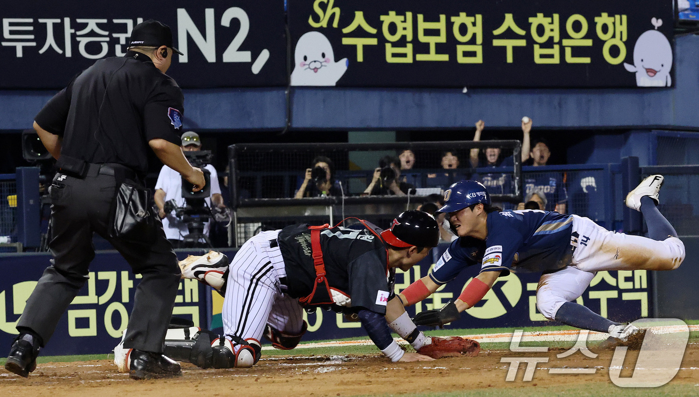 (서울=뉴스1) 박세연 기자 = 18일 오후 서울 송파구 잠실야구장에서 열린 프로야구 '2025 신한 SOL뱅크 KBO 리그' LG 트윈스와 NC 다이노스의 경기에서 8회초 1사 …