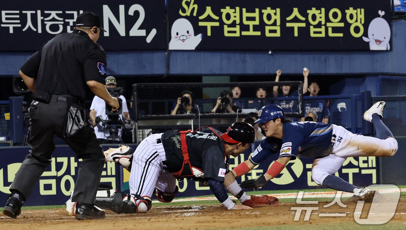 본문 이미지 - 18일 오후 서울 송파구 잠실야구장에서 열린 프로야구 &#39;2025 신한 SOL뱅크 KBO 리그&#39; LG 트윈스와 NC 다이노스의 경기에서 8회초 1사 1루상황 NC 1루주자 최정원이 2루 도루를 시도 중 LG 실책으로 3루를 돌아 홈인하고 있다. 2025.6.18/뉴스1 ⓒ News1 박세연 기자