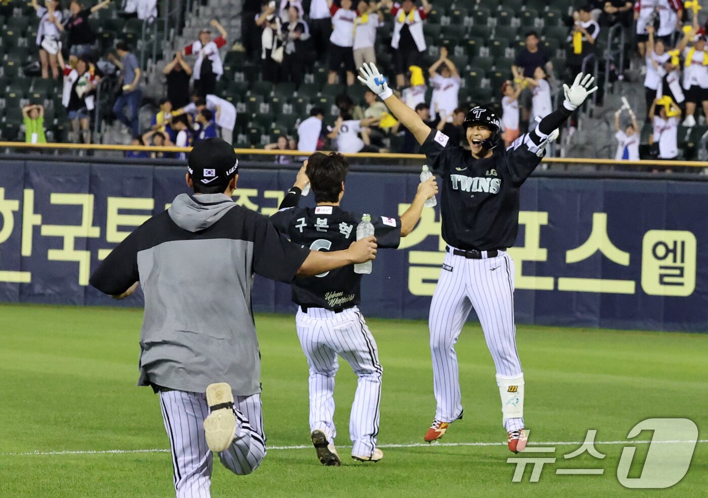 본문 이미지 - 18일 오후 서울 송파구 잠실야구장에서 열린 프로야구 &#39;2025 신한 SOL뱅크 KBO 리그&#39; LG 트윈스와 NC 다이노스의 경기에서 9말 1사 1루, 3루상황 LG 송찬의가 끝내기 땅볼을 친 후 환호하고 있다. 2025.6.18/뉴스1 ⓒ News1 박세연 기자