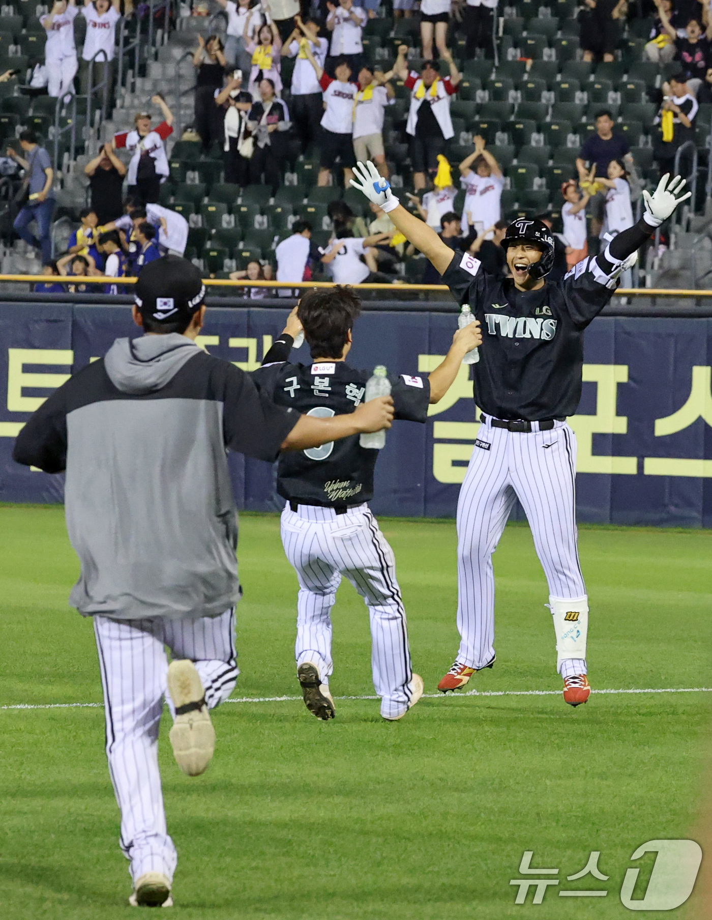 (서울=뉴스1) 박세연 기자 = 18일 오후 서울 송파구 잠실야구장에서 열린 프로야구 '2025 신한 SOL뱅크 KBO 리그' LG 트윈스와 NC 다이노스의 경기에서 9말 1사 1 …