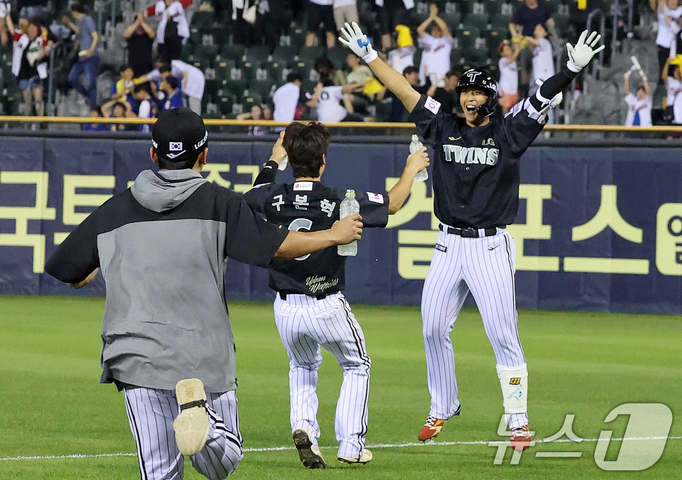 (서울=뉴스1) 박세연 기자 = 18일 오후 서울 송파구 잠실야구장에서 열린 프로야구 '2025 신한 SOL뱅크 KBO 리그' LG 트윈스와 NC 다이노스의 경기에서 9말 1사 1 …