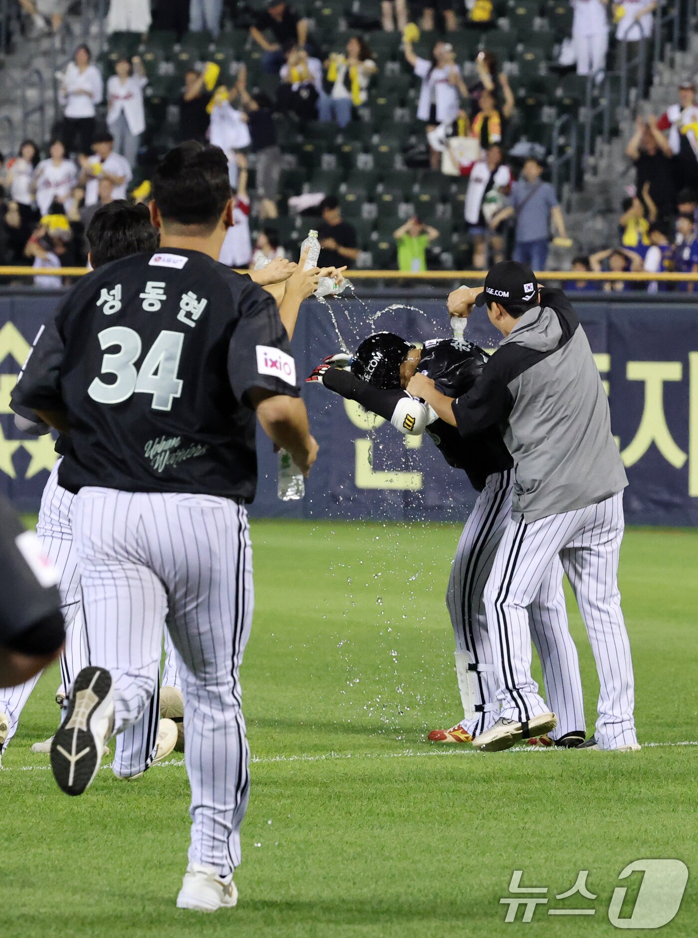 본문 이미지 - 18일 오후 서울 송파구 잠실야구장에서 열린 프로야구 &#39;2025 신한 SOL뱅크 KBO 리그&#39; LG 트윈스와 NC 다이노스의 경기에서 9말 1사 1루, 3루상황 LG 송찬의가 끝내기 땅볼을 친 후 동료들 축하를 받고 있다. 2025.6.18/뉴스1 ⓒ News1 박세연 기자