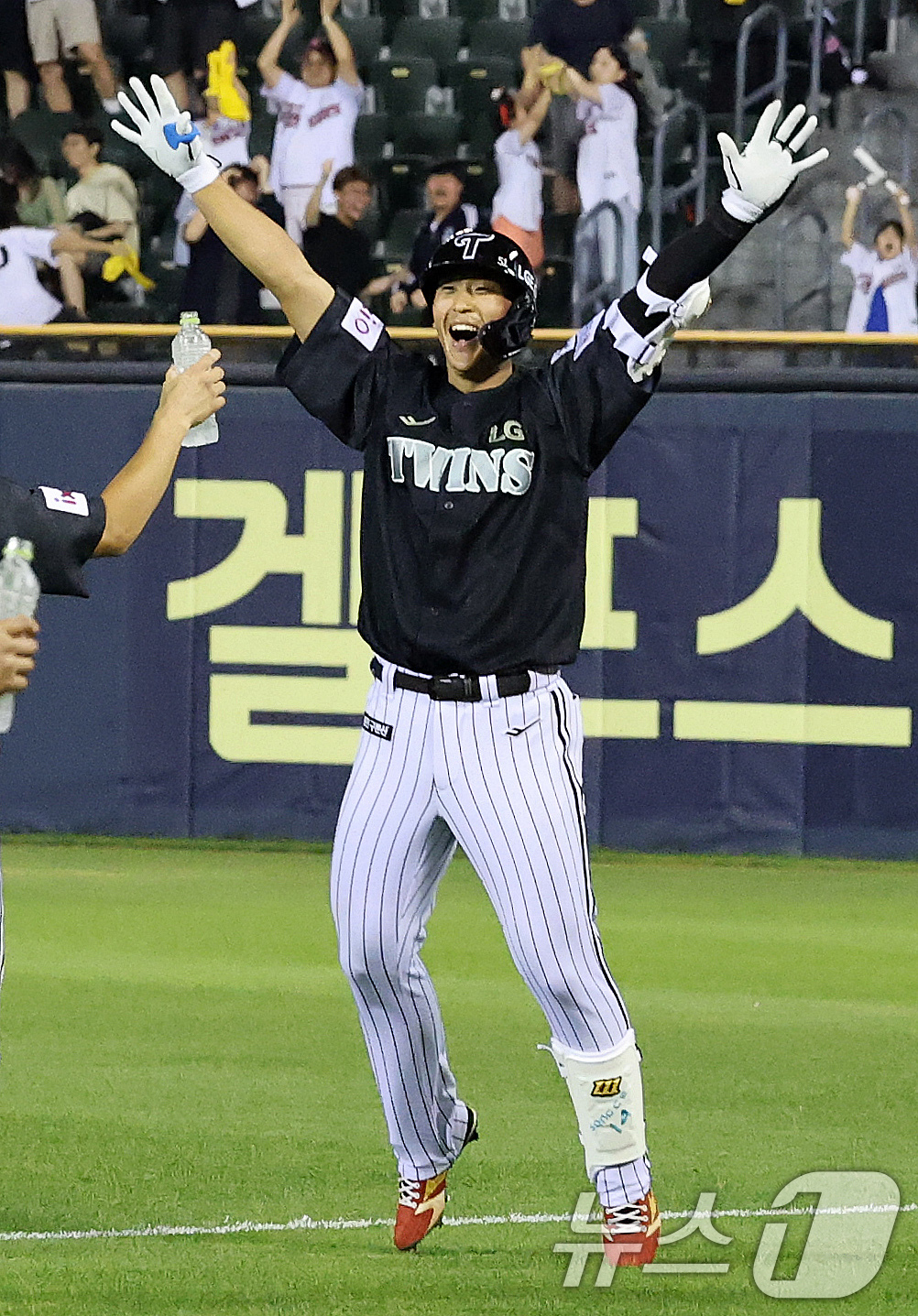 (서울=뉴스1) 박세연 기자 = 18일 오후 서울 송파구 잠실야구장에서 열린 프로야구 '2025 신한 SOL뱅크 KBO 리그' LG 트윈스와 NC 다이노스의 경기에서 9말 1사 1 …