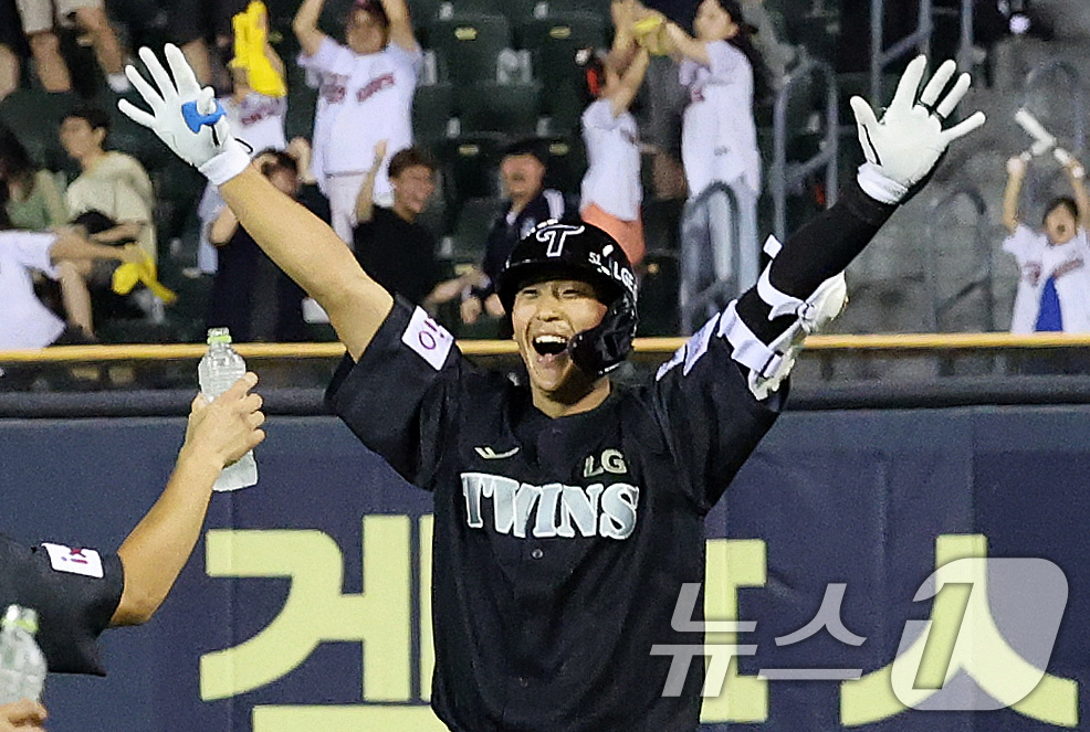 (서울=뉴스1) 박세연 기자 = 18일 오후 서울 송파구 잠실야구장에서 열린 프로야구 '2025 신한 SOL뱅크 KBO 리그' LG 트윈스와 NC 다이노스의 경기에서 9말 1사 1 …