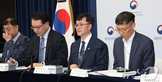 본문 이미지 - 임기근 기획재정부 2차관&#40;오른쪽 두번째&#41;이 지난 18일 세종시 정부세종청사 중앙동 브리핑실에서 새정부 추가경정예산안 주요 내용을 발표하고 있다. 2025.6.19/뉴스1 ⓒ News1 김기남 기자