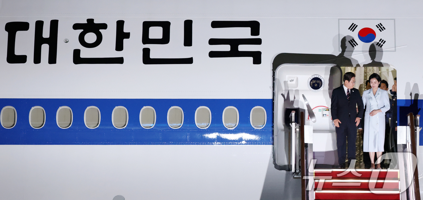 (성남=뉴스1) 박세연 기자 = 이재명 대통령과 부인 김혜경 여사가 19일 새벽 캐나다에서 열린 주요7개국(G7) 정상회의 참석을 마치고 경기도 성남 서울공항을 통해 귀국하고 있다 …