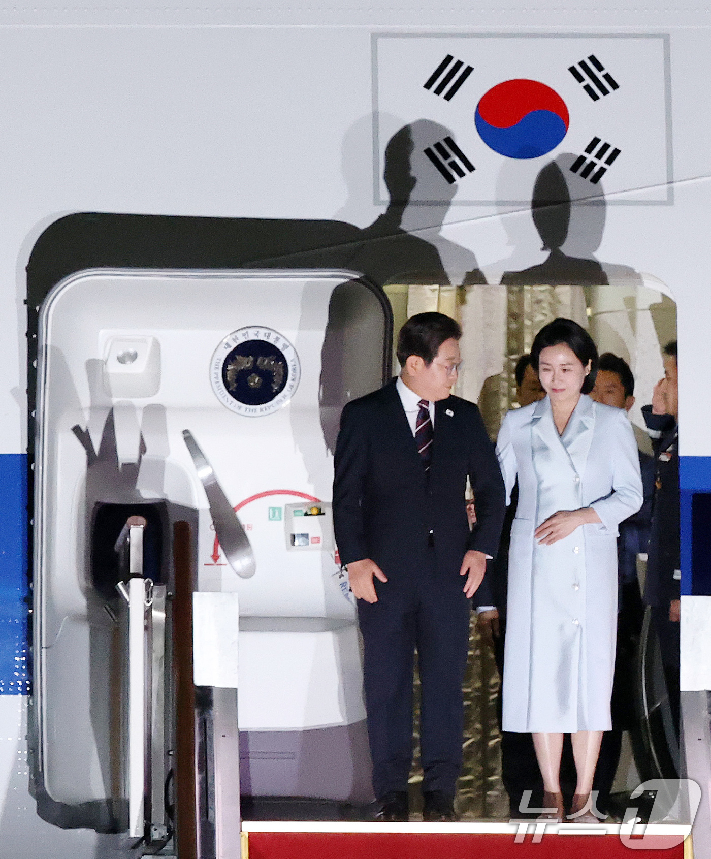 (성남=뉴스1) 박세연 기자 = 이재명 대통령과 부인 김혜경 여사가 19일 새벽 캐나다에서 열린 주요7개국(G7) 정상회의 참석을 마치고 경기도 성남 서울공항을 통해 귀국하고 있다 …