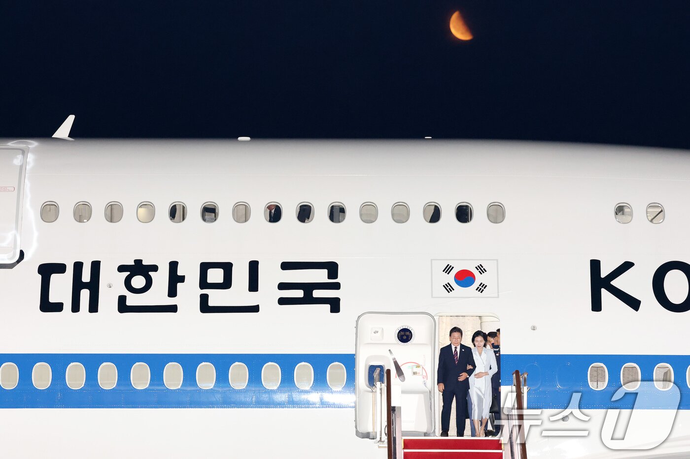 본문 이미지 - 이재명 대통령과 부인 김혜경 여사가 19일 새벽 캐나다에서 열린 주요7개국&#40;G7&#41; 정상회의 참석을 마치고 경기도 성남 서울공항을 통해 귀국하고 있다. 2025.6.19/뉴스1 ⓒ News1 박세연 기자