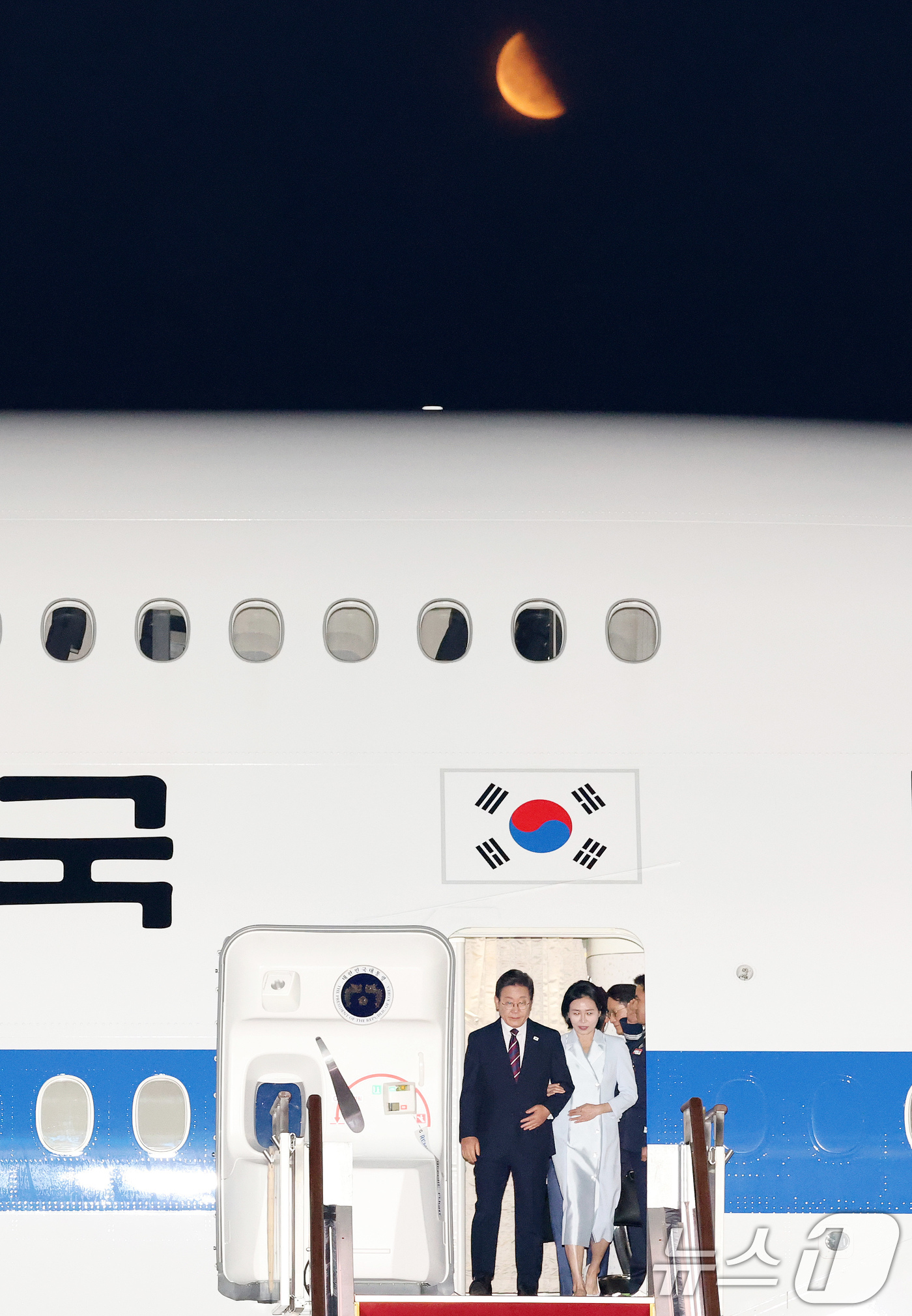 (성남=뉴스1) 박세연 기자 = 이재명 대통령과 부인 김혜경 여사가 19일 새벽 캐나다에서 열린 주요7개국(G7) 정상회의 참석을 마치고 경기도 성남 서울공항을 통해 귀국하고 있다 …