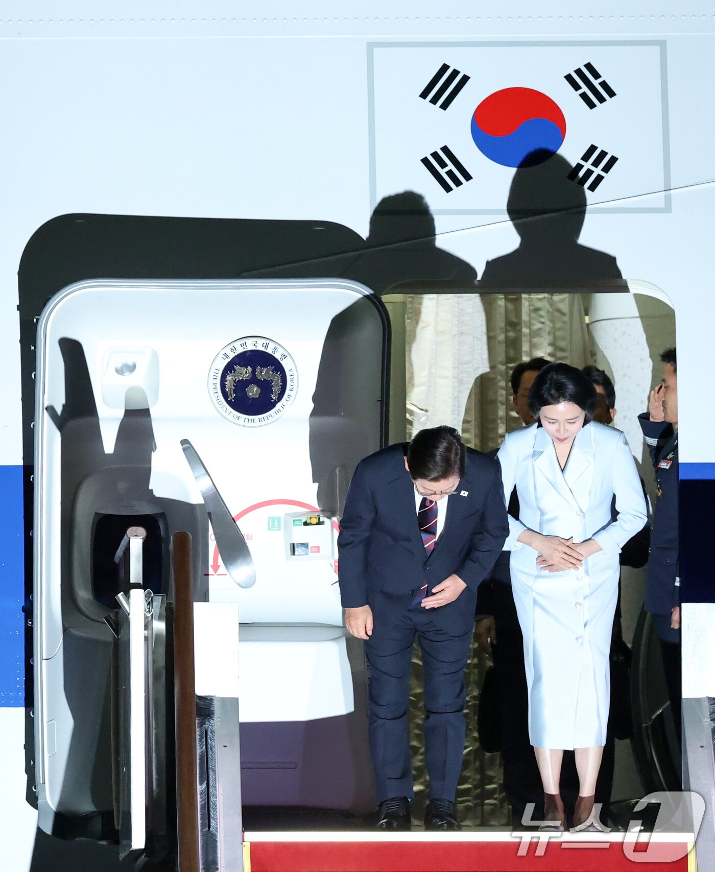 본문 이미지 - 이재명 대통령과 부인 김혜경 여사가 19일 새벽 캐나다에서 열린 주요7개국&#40;G7&#41; 정상회의 참석을 마치고 경기도 성남 서울공항을 통해 귀국하며 고개숙여 인사하고 있다. 2025.6.19/뉴스1 ⓒ News1 박세연 기자