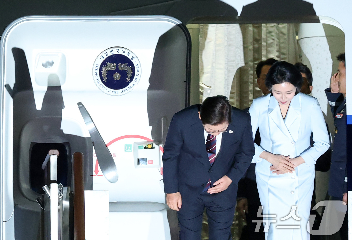 (성남=뉴스1) 박세연 기자 = 이재명 대통령과 부인 김혜경 여사가 19일 새벽 캐나다에서 열린 주요7개국(G7) 정상회의 참석을 마치고 경기도 성남 서울공항을 통해 귀국하며 고개 …