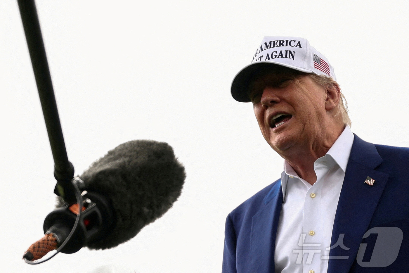 (워싱턴DC 로이터=뉴스1) 류정민 특파원 = 도널드 트럼프 미국 대통령이 18일(현지시간) 미국 워싱턴DC 백악관 남쪽 잔디밭에서 기자들의 질문에 답하고 있다. 2025.06.1 …