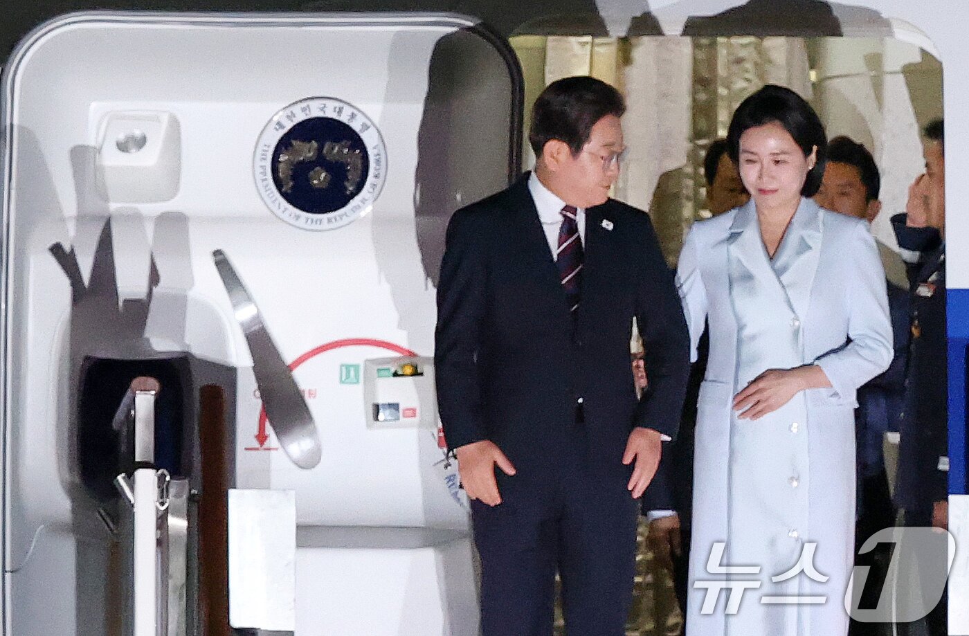 본문 이미지 - 이재명 대통령과 부인 김혜경 여사가 19일 새벽 캐나다에서 열린 주요7개국&#40;G7&#41; 정상회의 참석을 마치고 경기도 성남 서울공항을 통해 귀국하고 있다. 2025.6.19/뉴스1 ⓒ News1 박세연 기자