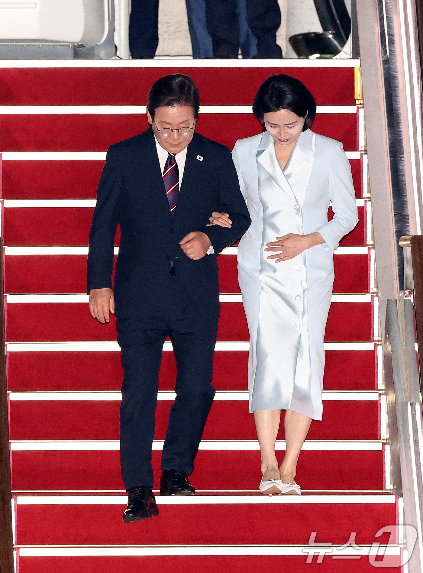 (성남=뉴스1) 박세연 기자 = 이재명 대통령과 부인 김혜경 여사가 19일 새벽 캐나다에서 열린 주요7개국(G7) 정상회의 참석을 마치고 경기도 성남 서울공항을 통해 귀국하고 있다 …