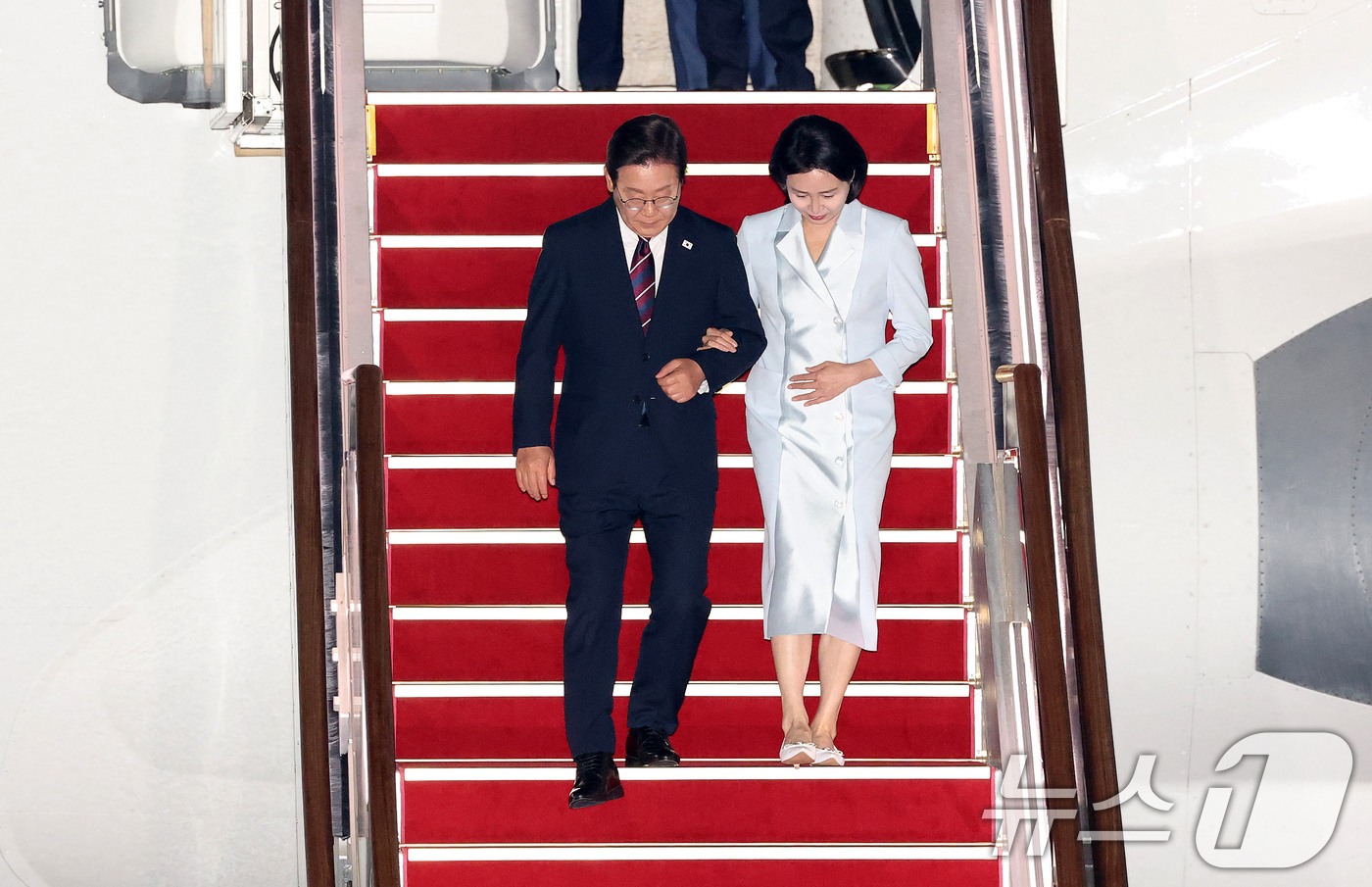 (성남=뉴스1) 박세연 기자 = 이재명 대통령과 부인 김혜경 여사가 19일 새벽 캐나다에서 열린 주요7개국(G7) 정상회의 참석을 마치고 경기도 성남 서울공항을 통해 귀국하고 있다 …