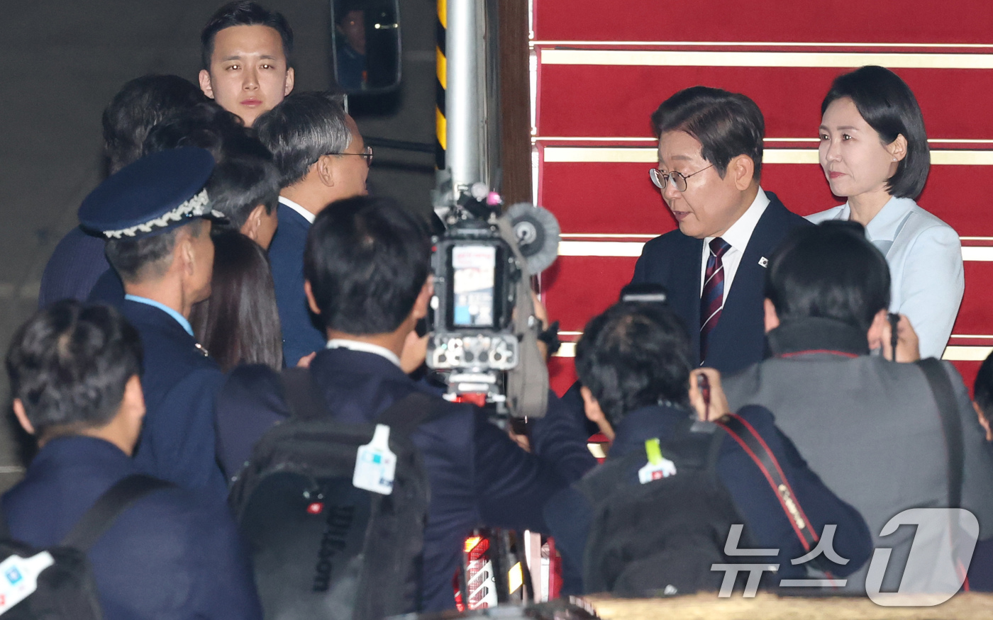 (성남=뉴스1) 박세연 기자 = 이재명 대통령과 부인 김혜경 여사가 19일 새벽 캐나다에서 열린 주요7개국(G7) 정상회의 참석을 마치고 경기도 성남 서울공항을 통해 귀국해 환영 …