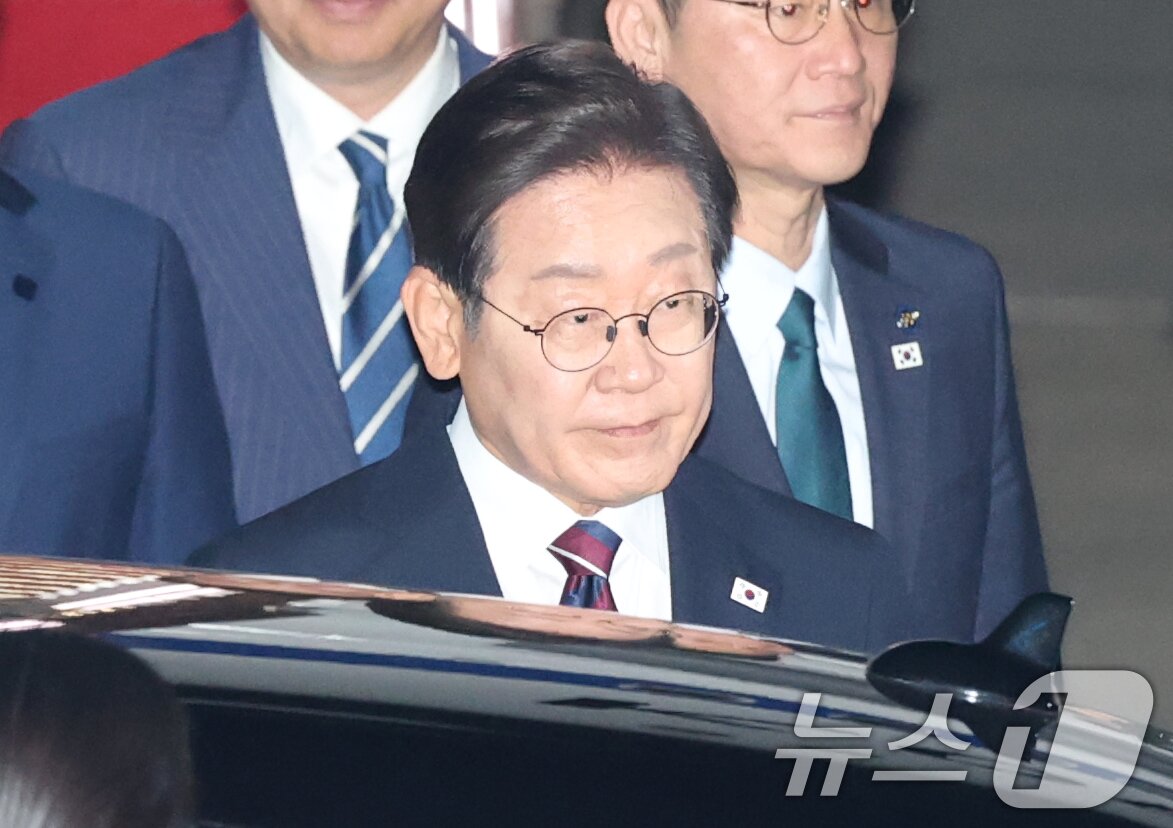 본문 이미지 - 이재명 대통령이 19일 새벽 캐나다에서 열린 주요7개국&#40;G7&#41; 정상회의 참석을 마치고 경기도 성남 서울공항을 통해 귀국해 차량에 오르고 있다. 2025.6.19/뉴스1 ⓒ News1 박세연 기자