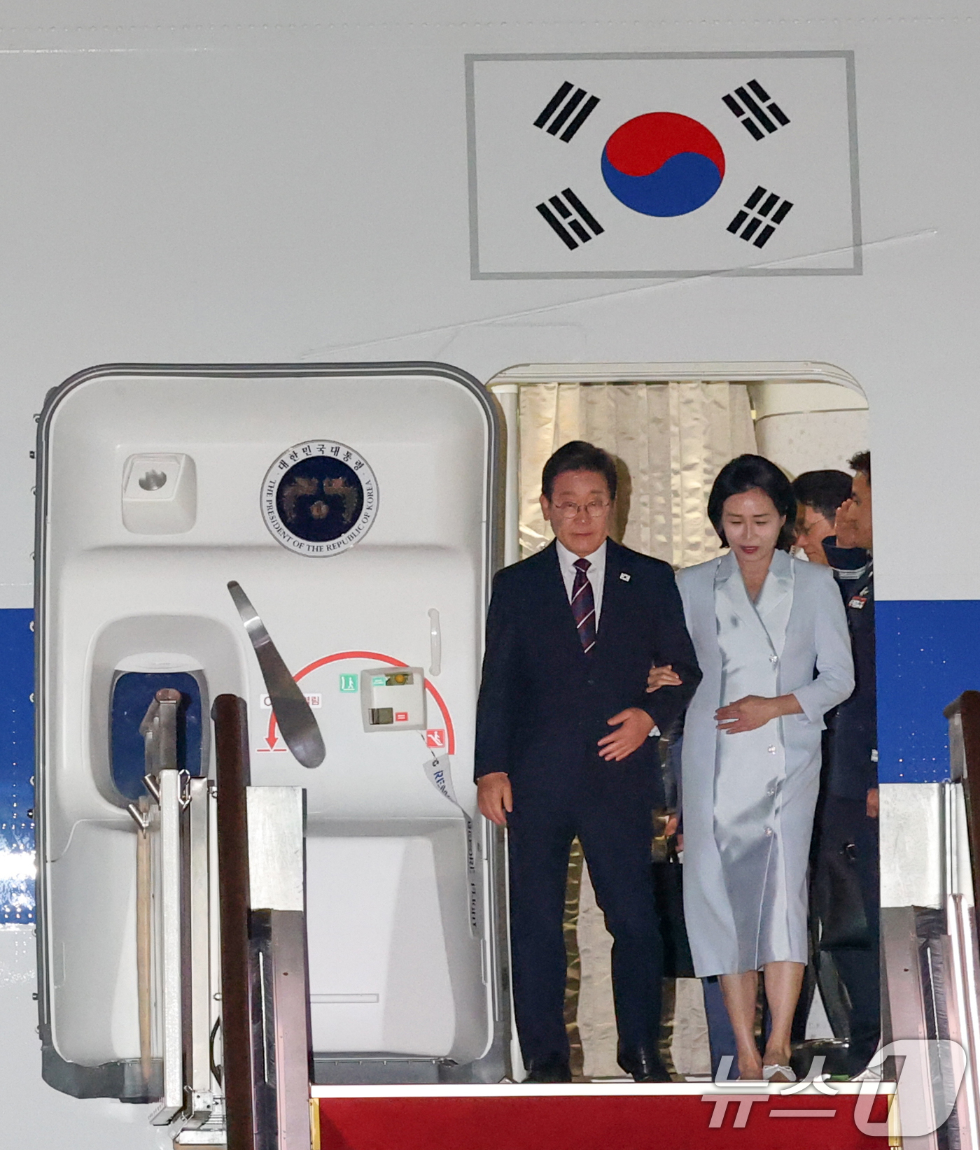 (성남=뉴스1) 박세연 기자 = 이재명 대통령과 부인 김혜경 여사가 19일 새벽 캐나다에서 열린 주요7개국(G7) 정상회의 참석을 마치고 경기도 성남 서울공항을 통해 귀국하고 있다 …