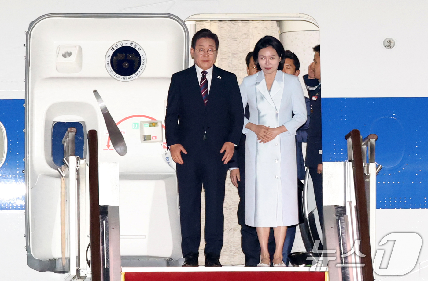 (성남=뉴스1) 박세연 기자 = 이재명 대통령과 부인 김혜경 여사가 19일 새벽 캐나다에서 열린 주요7개국(G7) 정상회의 참석을 마치고 경기도 성남 서울공항을 통해 귀국하고 있다 …