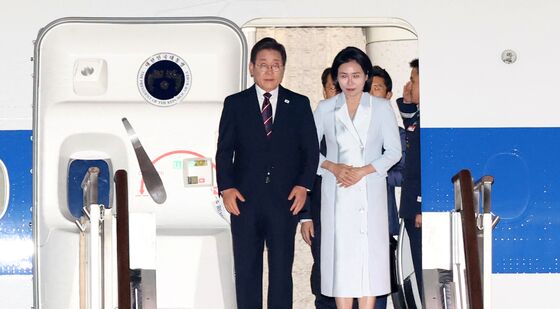 이재명 대통령 부부, 첫 해외 순방 마치고 귀국