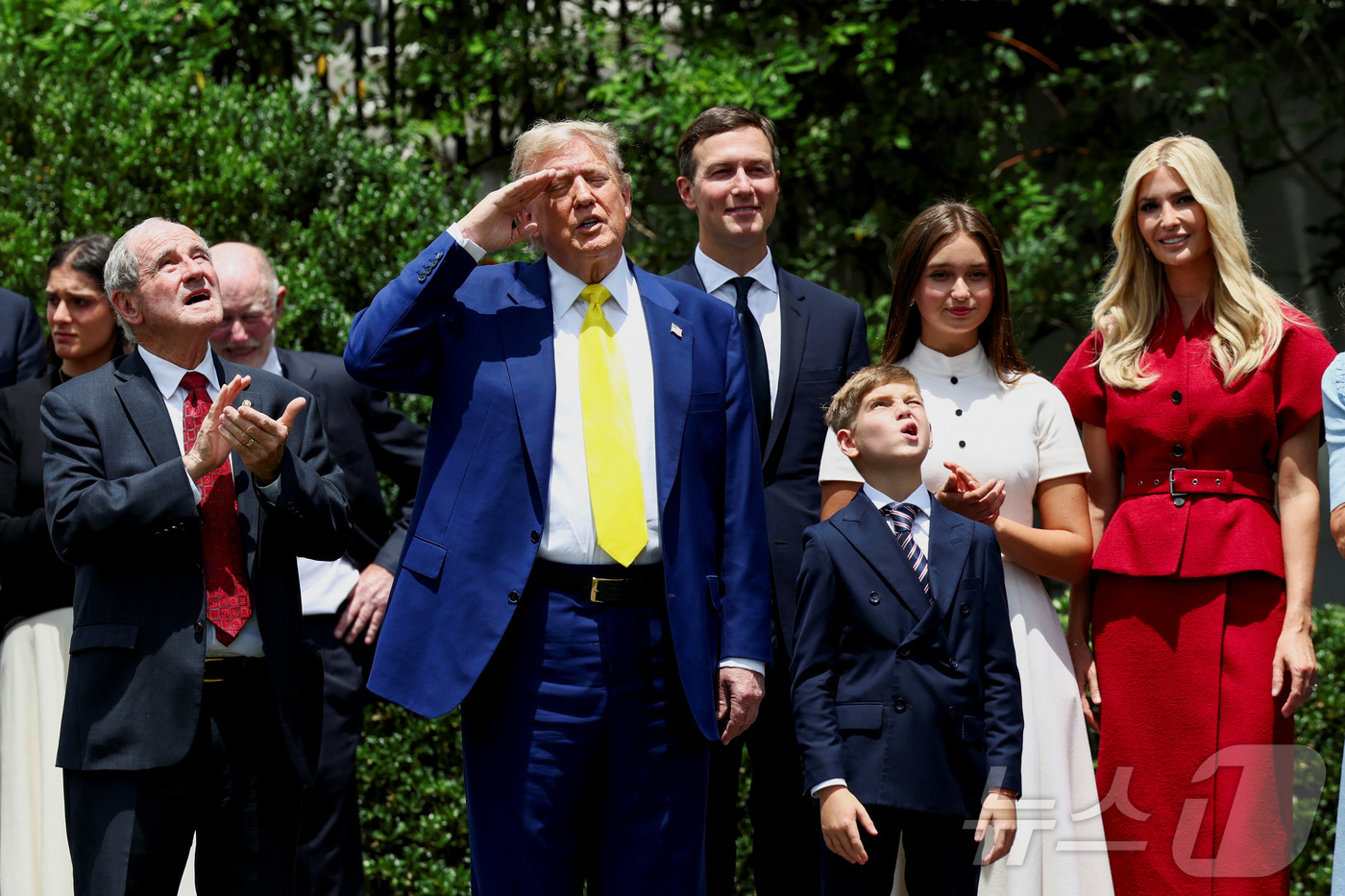 (워싱턴DC 로이터=뉴스1) 류정민 특파원 = 도널드 트럼프 미국 대통령이 18일(현지시간) 워싱턴 DC 백악관 남쪽 잔디밭에 설치된 새 국기 게양대에 성조기가 게양되자 경례하고 …