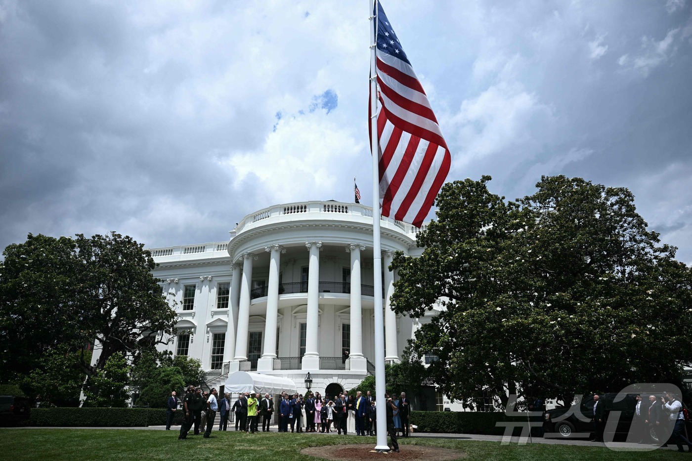 (워싱턴DC AFP=뉴스1) 류정민 특파원 = 18일(현지시간) 워싱턴 DC 백악관 남쪽 잔디밭에 새로 설치된 국기 게양대에 미국 국기가 게양되는 것을 트럼프 대통령을 비롯한 백악 …