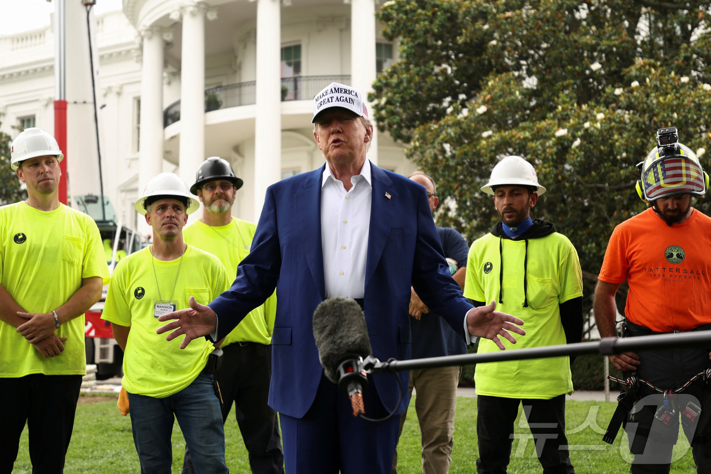 (워싱턴DC 로이터=뉴스1) 류정민 특파원 = 도널드 트럼프 미국 대통령이 18일(현지시간) 워싱턴DC 백악관 남쪽 잔디밭에 새 국기 게양대를 설치하는 작업자들이 지켜보는 가운데, …