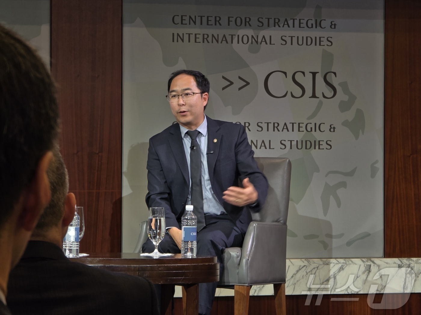 (워싱턴=뉴스1) 류정민 특파원 = 앤디 김 미국 상원의원이 18일(현지시간) 워싱턴DC에서 열린 전략국제문제연구소(CSIS) 개최 콘퍼런스에서 발언하고 있다.