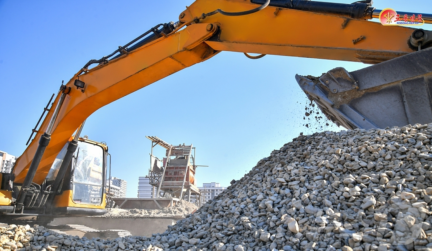 (평양 노동신문=뉴스1) = 북한 노동당 기관지 노동신문은 19일 "인민을 위한 대건설전구들에서 새 기적 창조의 기상이 나래친다"라면서 화성지구 1만세대 건설장, 지방공업공장 건설 …