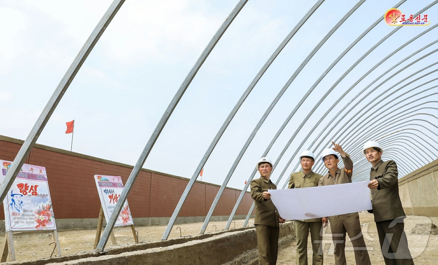 (평양 노동신문=뉴스1) = 북한 노동당 기관지 노동신문은 19일 "인민을 위한 대건설전구들에서 새 기적 창조의 기상이 나래친다"라면서 화성지구 1만세대 건설장, 지방공업공장 건설 …